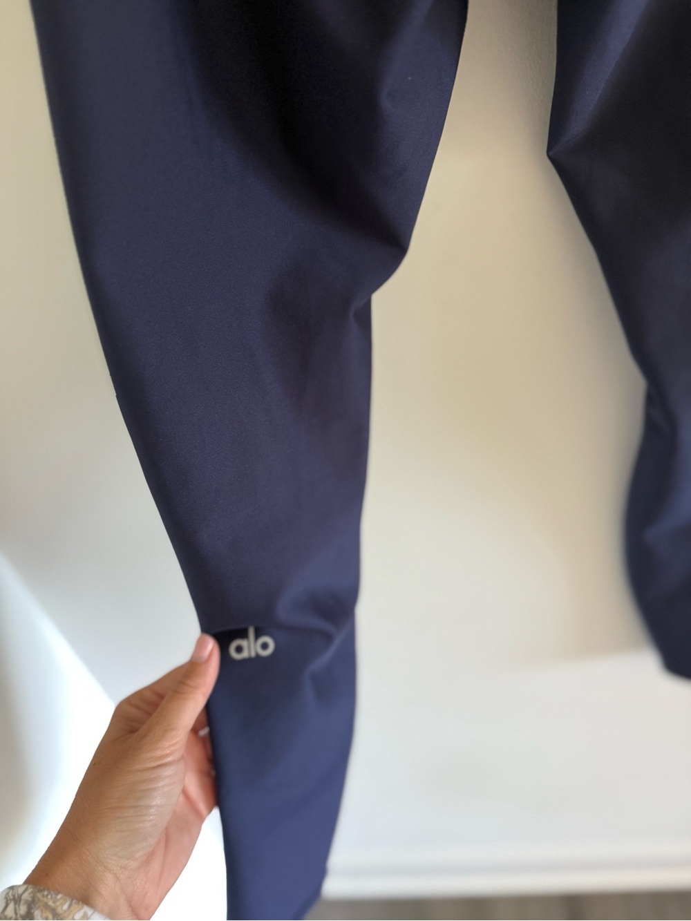 Alo High-Waist Airlift Legging in Navy Small - Picture 4 of 6